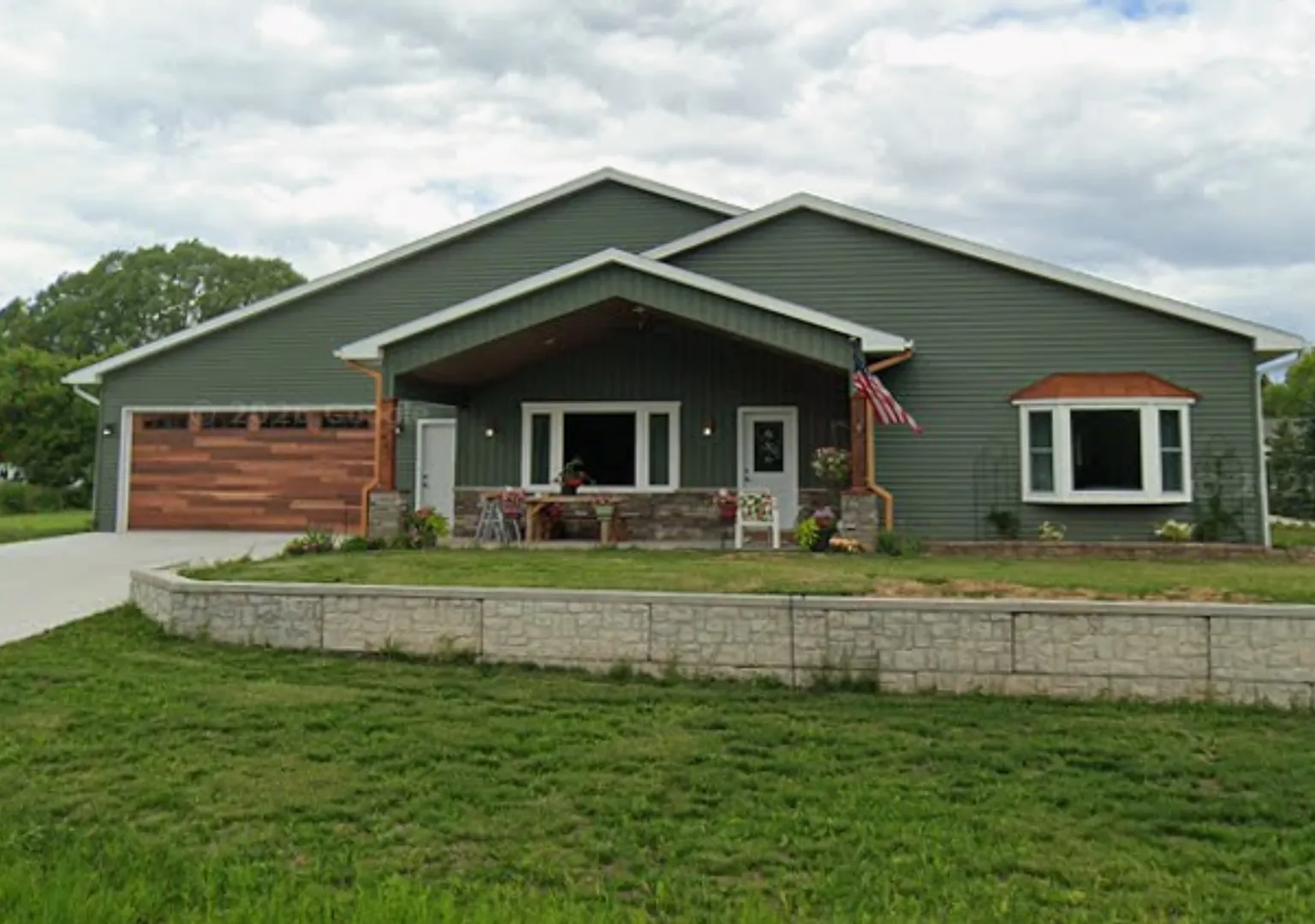 661 E River Drive — Photo 1