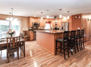 25 Wallace Dr, Chestnut Ridge, NY 10977