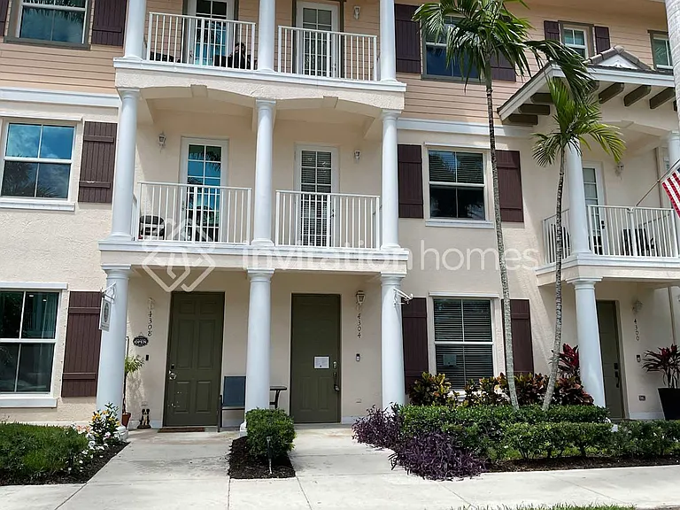 4304 Main St — Photo 1
