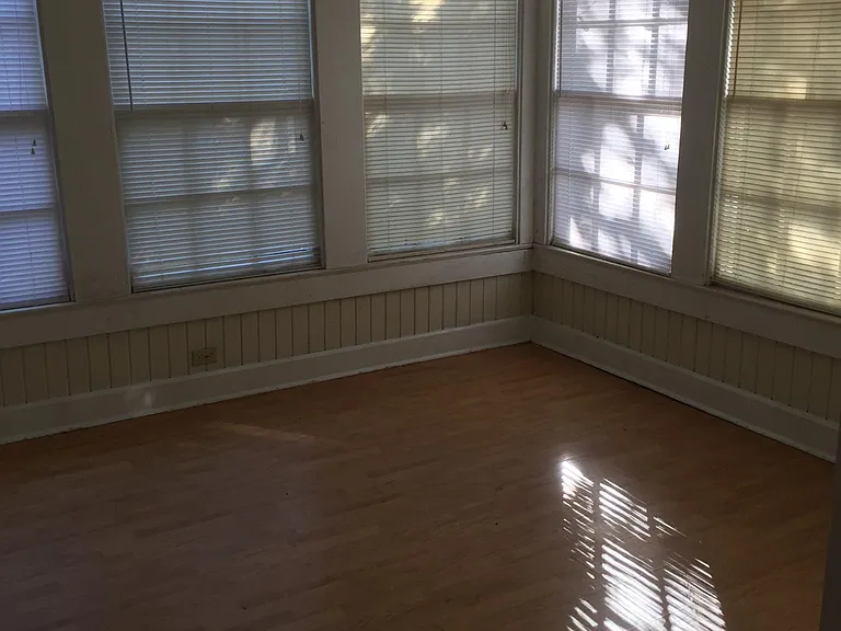 905 Center St — Photo 3