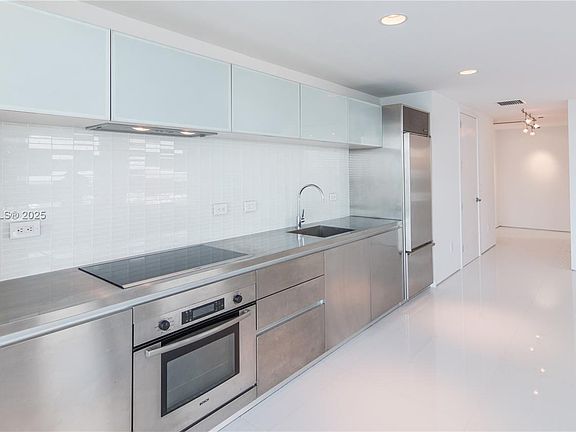 5th image of 1040 Biscayne Blvd #U2504