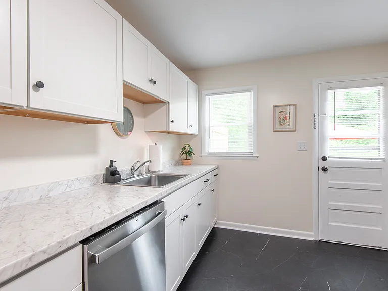 2218 Wayne Ave #B — Photo 11