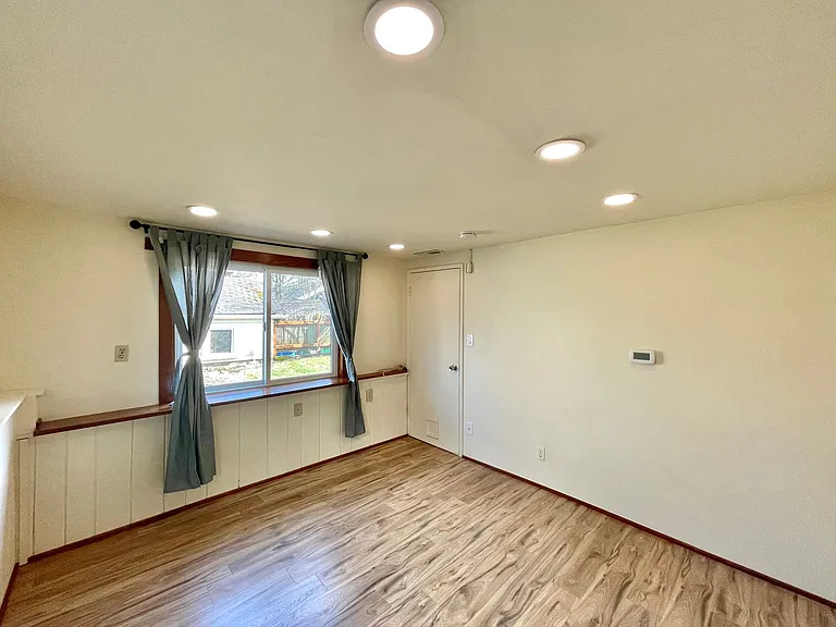 5222 35th Ave NE — Photo 17