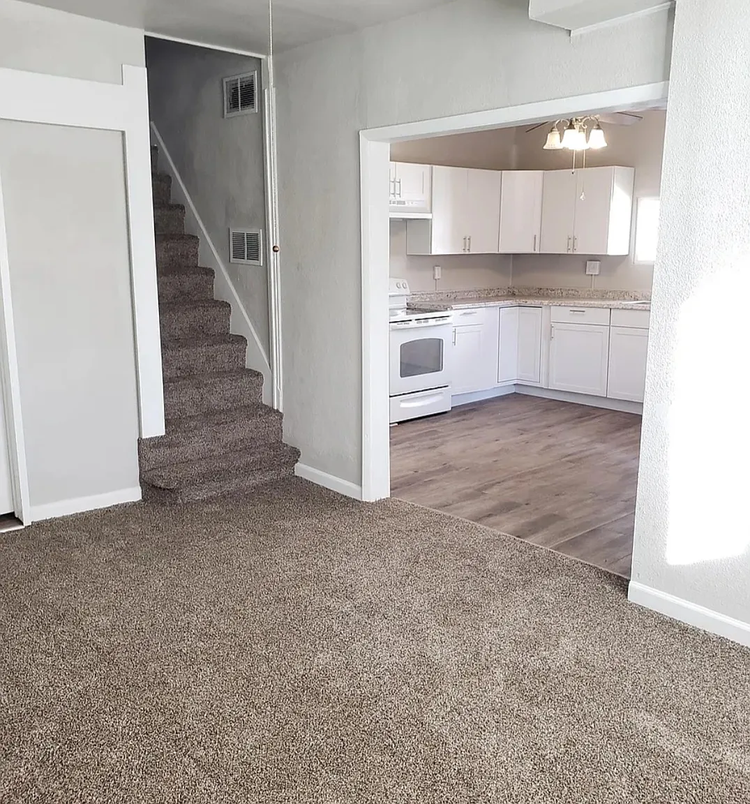 709 E 1st St — Photo 3