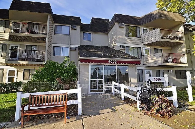2 bed, 2.0 bath, 1050 sqft, $1,600 — Photo 2