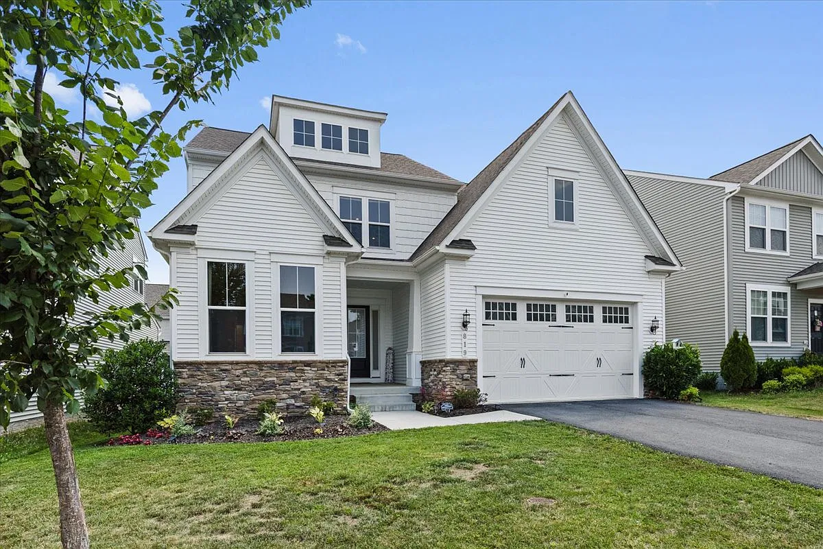 5 bed, 4337 sqft, $5,500 — Photo 1