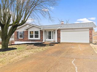 2996 Point Dr, Saint Louis, MO 63129