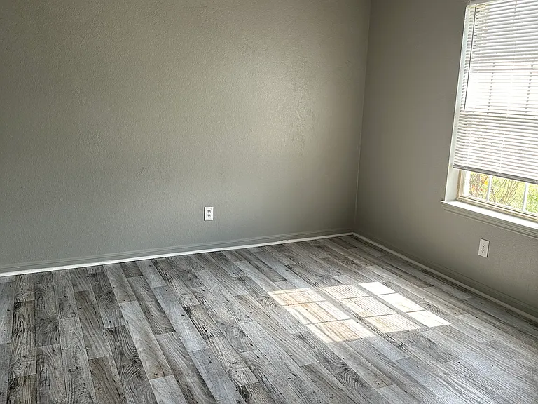207 E Ross Ave — Photo 5