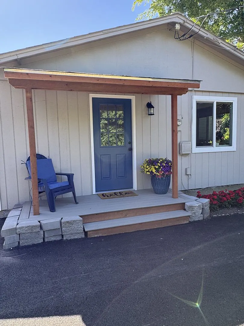 Beautifully renovated single family home on extra-large lot with shop. — Photo 4