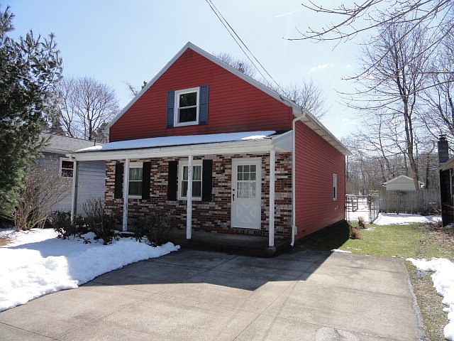 1st image of 221 Pine St