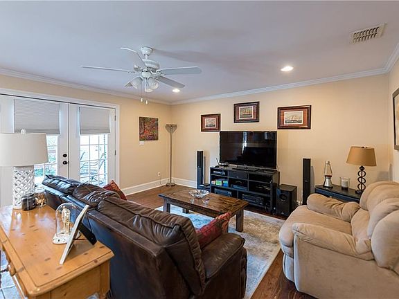 5th image of 301 Linden St