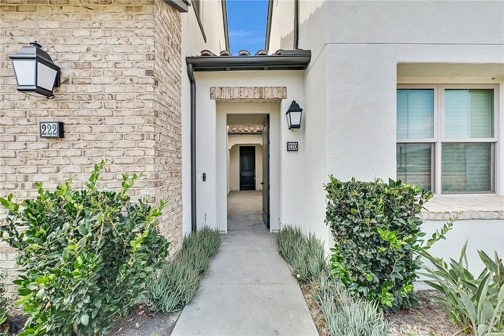 2 bed, 1174 sqft, $4,000 — Photo 2