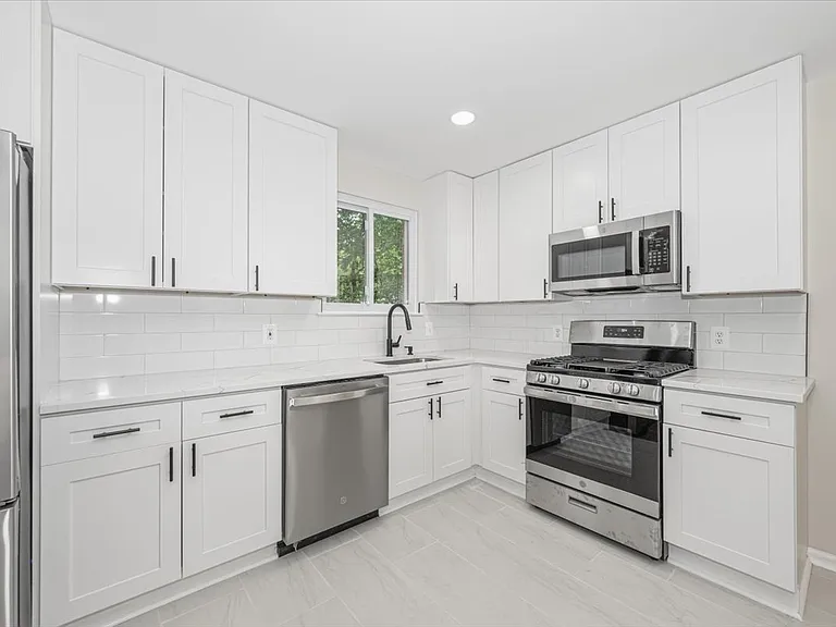 8624 Parliament Dr — Photo 13