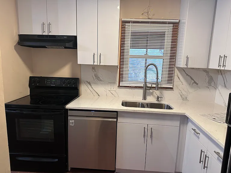 1002 Carla Pl — Photo 10
