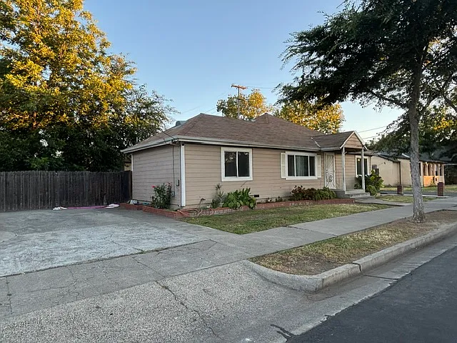 220 Clover St — Photo 1
