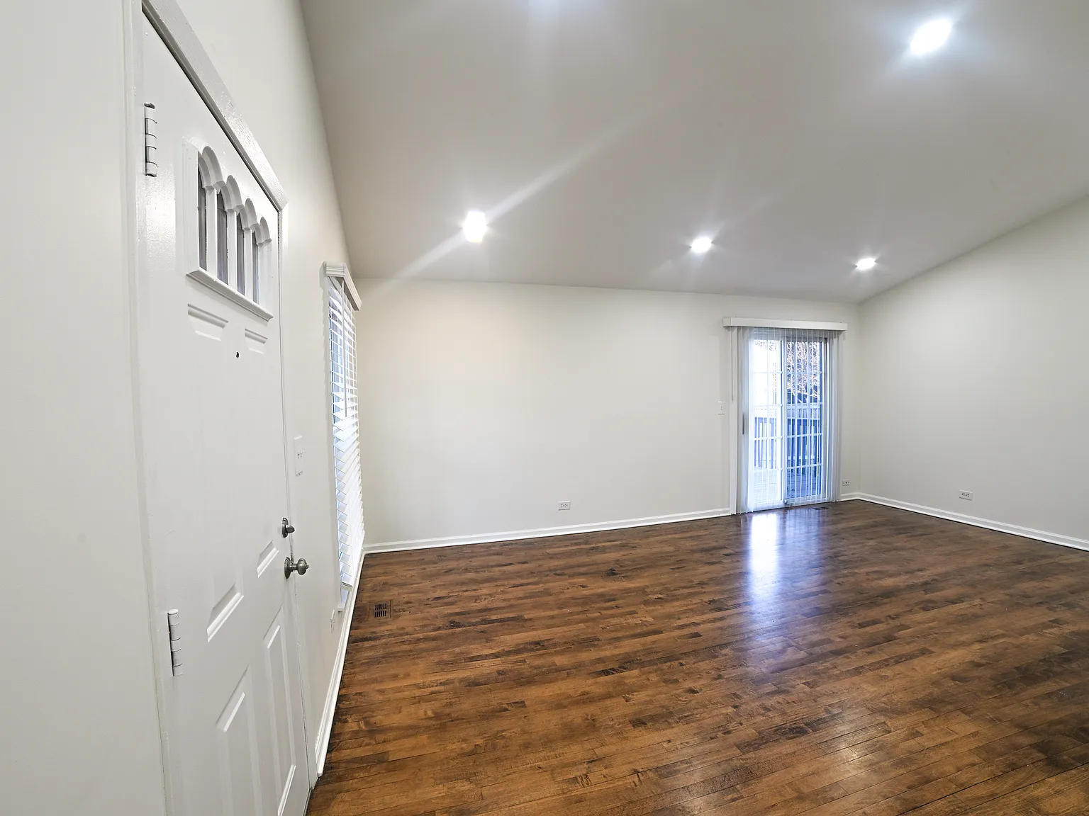 3 bed, 1100 sqft, $2,850 — Photo 3