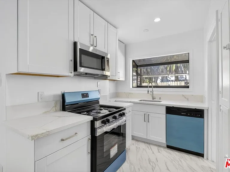 1185 S Tremaine Ave — Photo 41
