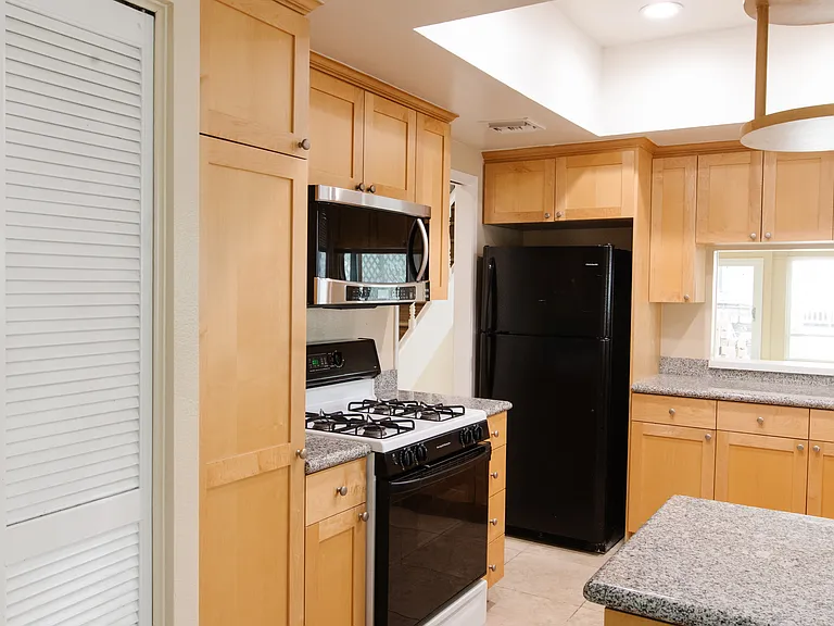 10933 Wellworth Ave #4 — Photo 9