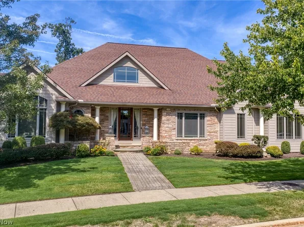 282 W Edinburgh Dr, Highland Heights, OH 44143