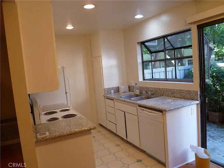 215 Springview — Photo 3
