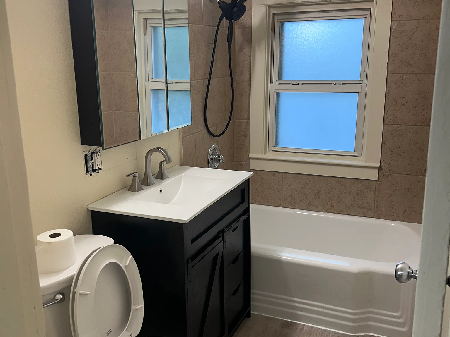 2 bed, 650 sqft, $2,400 — Photo 3