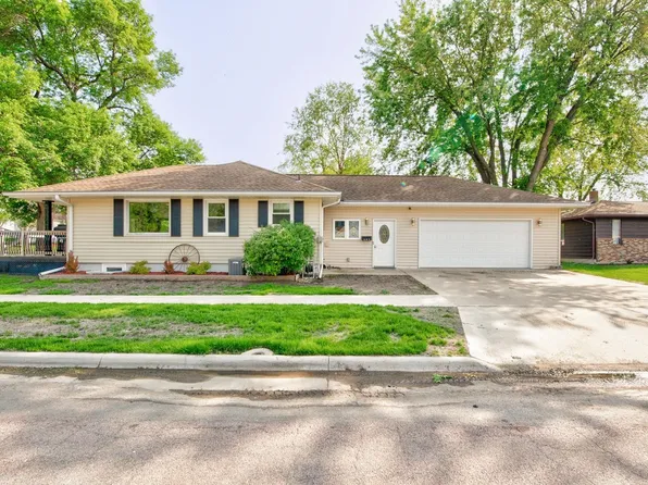 307 W 1st St, Lake Park, IA 51347