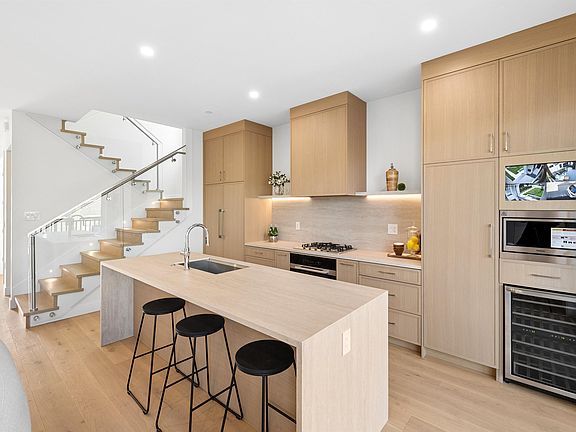 5th image of 3469 Arbutus St