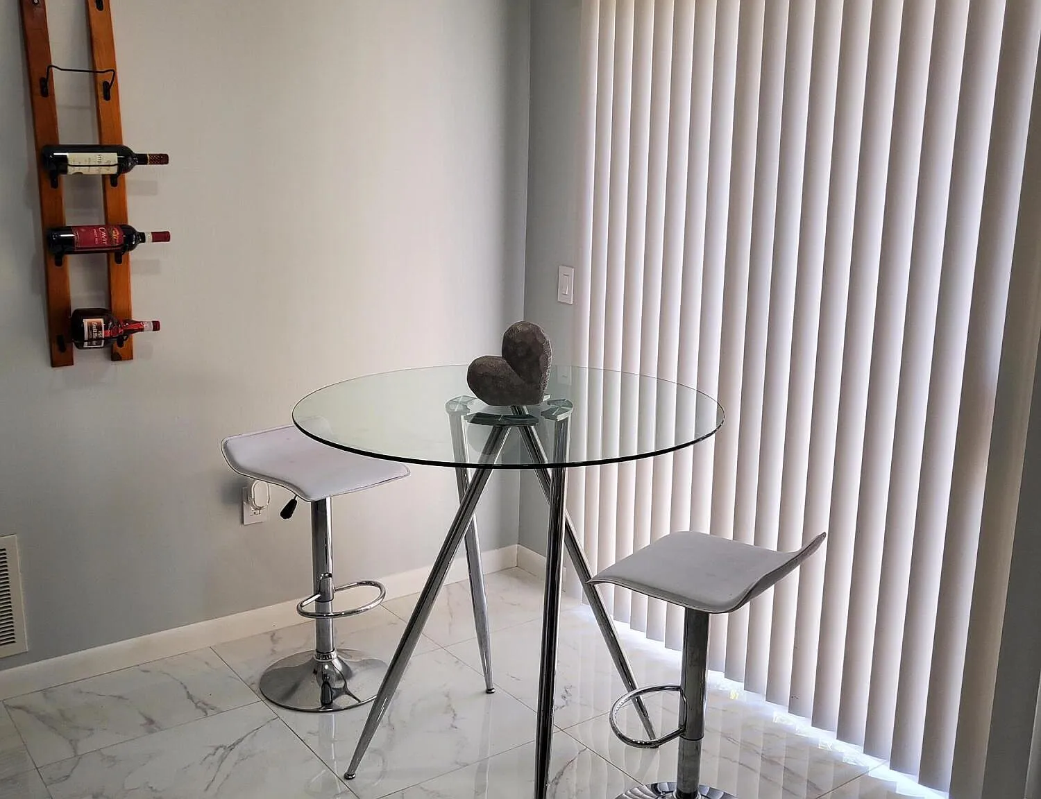 3 bed, 2.5 bath, 1376 sqft, $2,100 — Photo 4