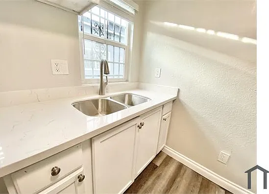 847 W 84th St #14 — Photo 4