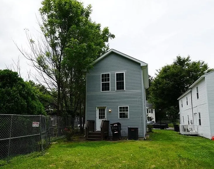 109 S Queen St — Photo 11