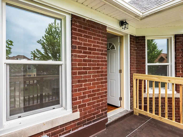 680 Hazelwood — Photo 1