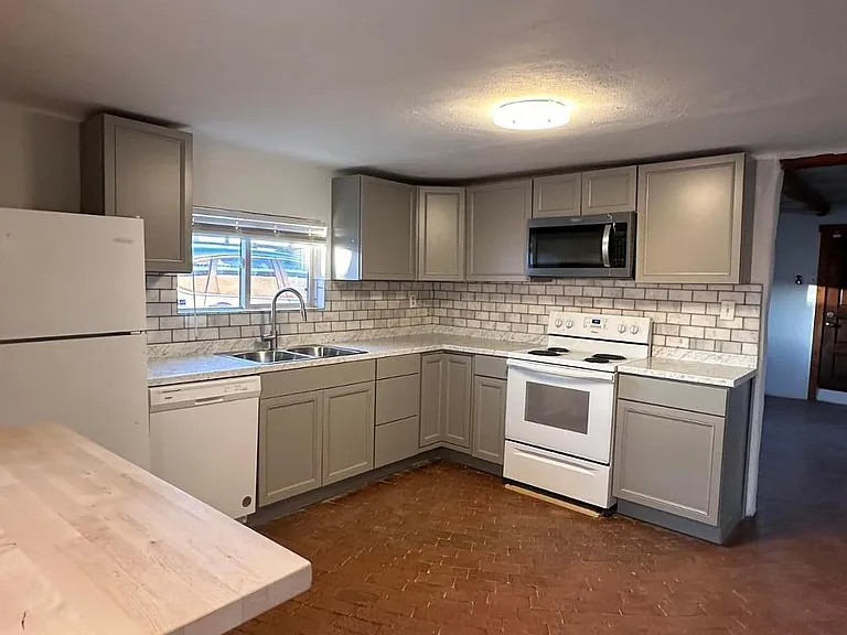 2202 Rosendo Garcia Rd SW — Photo 3