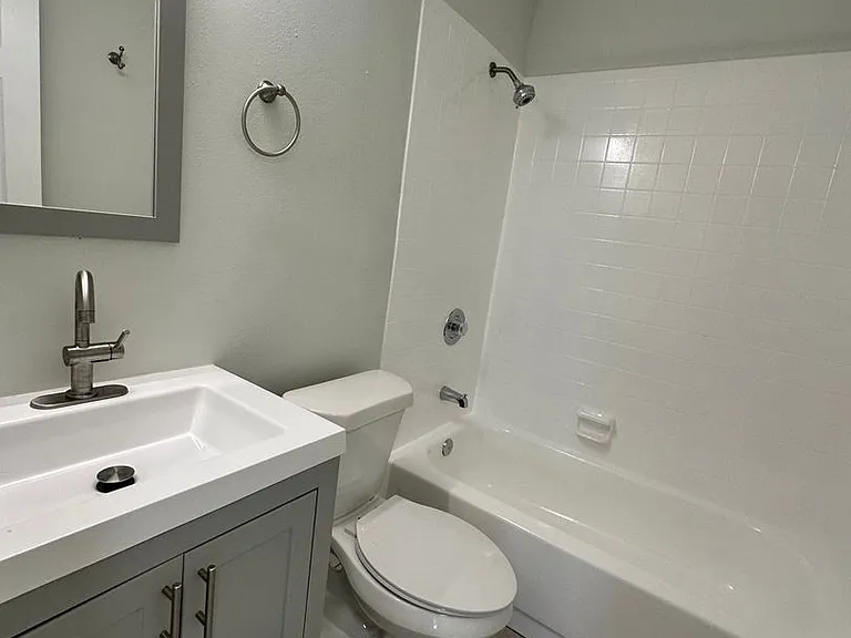 Lakeside Cove Apartments — Photo 8