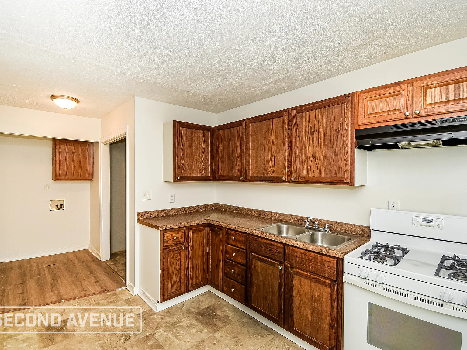 3 bed, 1.0 bath, 994 sqft, $950 — Photo 3