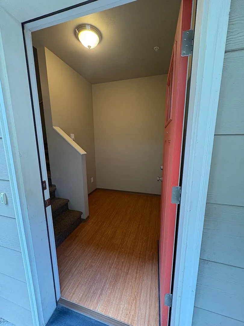 2 Bedroom 1 1/2 Bath Close to campus on 14th & Patterson — Photo 4