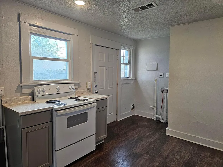 3300 SW 10th Ave — Photo 3