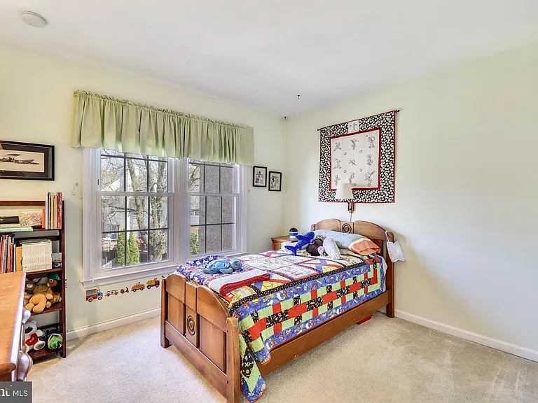 11906 Matthews Ct — Photo 9
