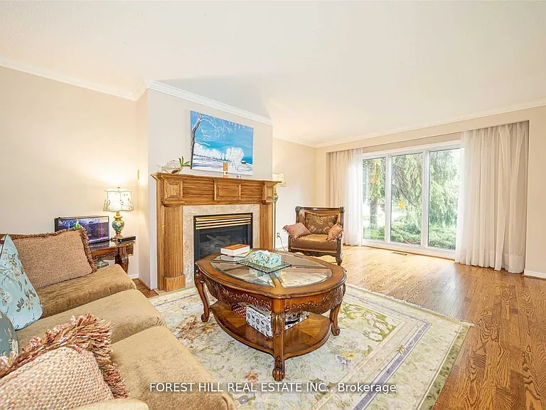 54 Pennock Cres — Photo 4