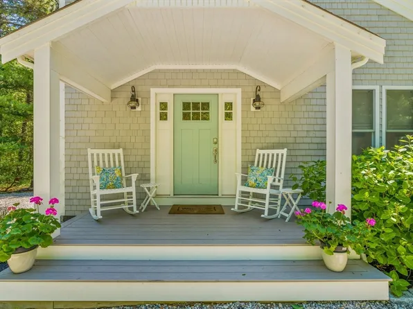 15 Halyard Cir, Mashpee, MA 02649