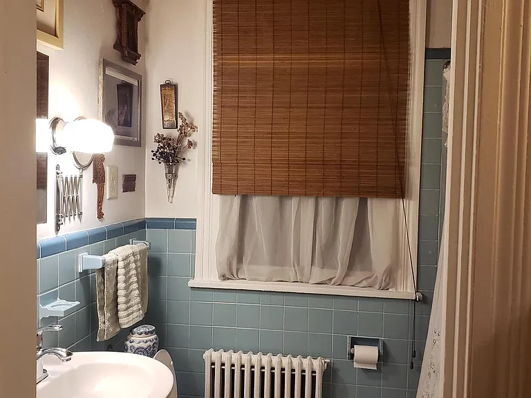 Full bath with tub/shower