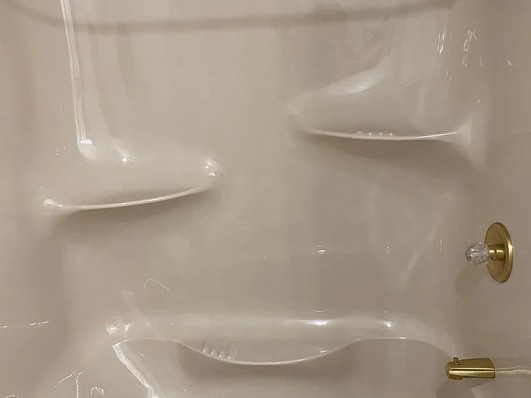 Main Bathroom tub/shower