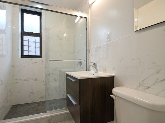 3rd image of 930 Sheridan Ave APT 4E
