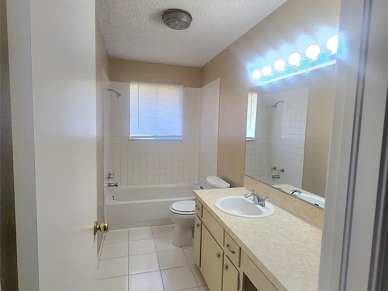 122 W Kent St — Photo 6