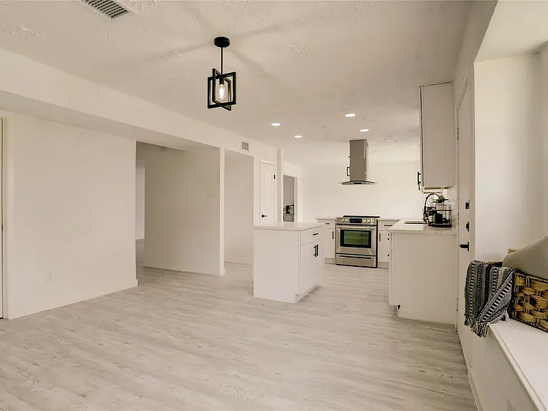 7926 Windy Creek Dr — Photo 24