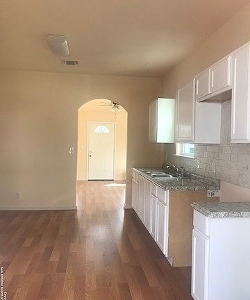 4th image of 127 E Dullnig Ct