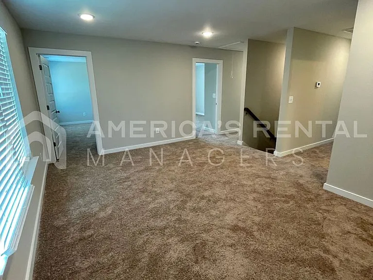 55 Kings Way — Photo 24