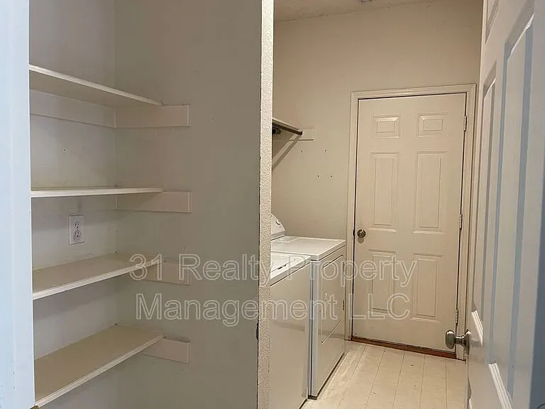 1304 Rosewood Ln — Photo 7