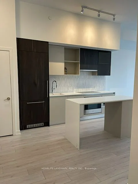 395 Dundas St W
