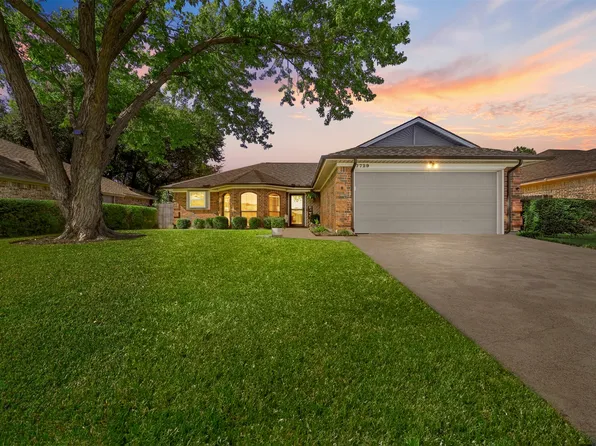7729 Prairie Dr, Watauga, TX 76148