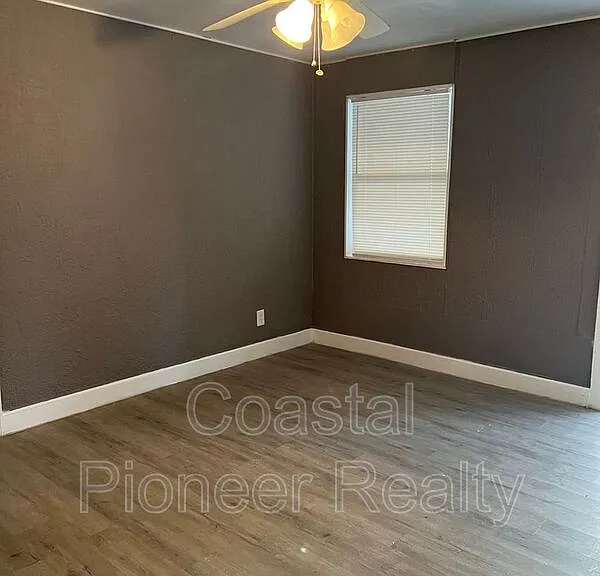 7026 Washington St — Photo 4